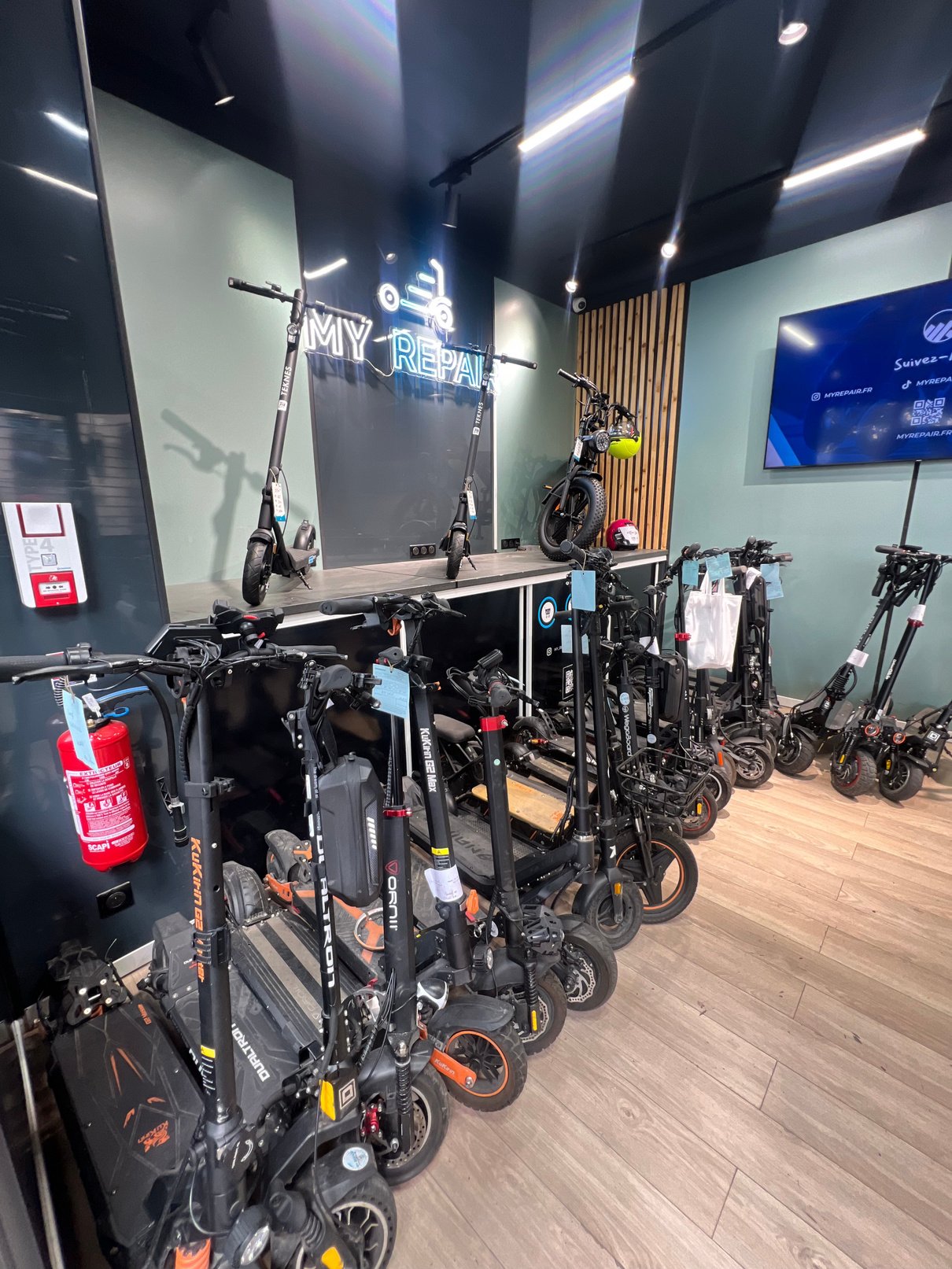 Trottinettes présentées dans une boutique Myrepair